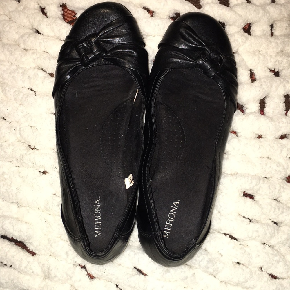 Women’s black flats